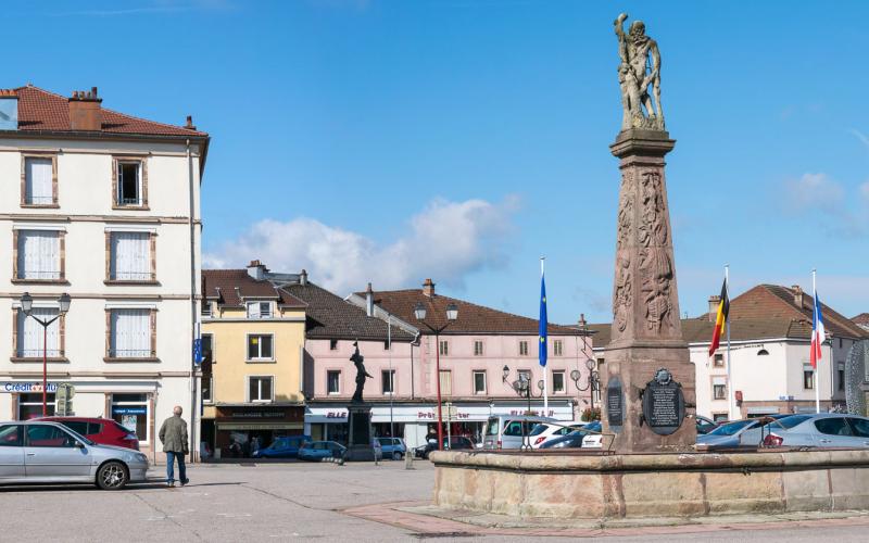 La fontaine Neptune et la Place Stanislas de Bruyères, Vosges ©Philippe POIX