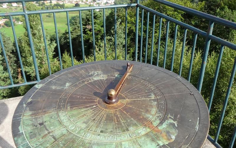 Table d'orientation au sommet de la tour de l'Avison à Bruyères ©Philippe Poix